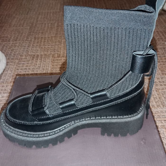 Продам женские ботинки