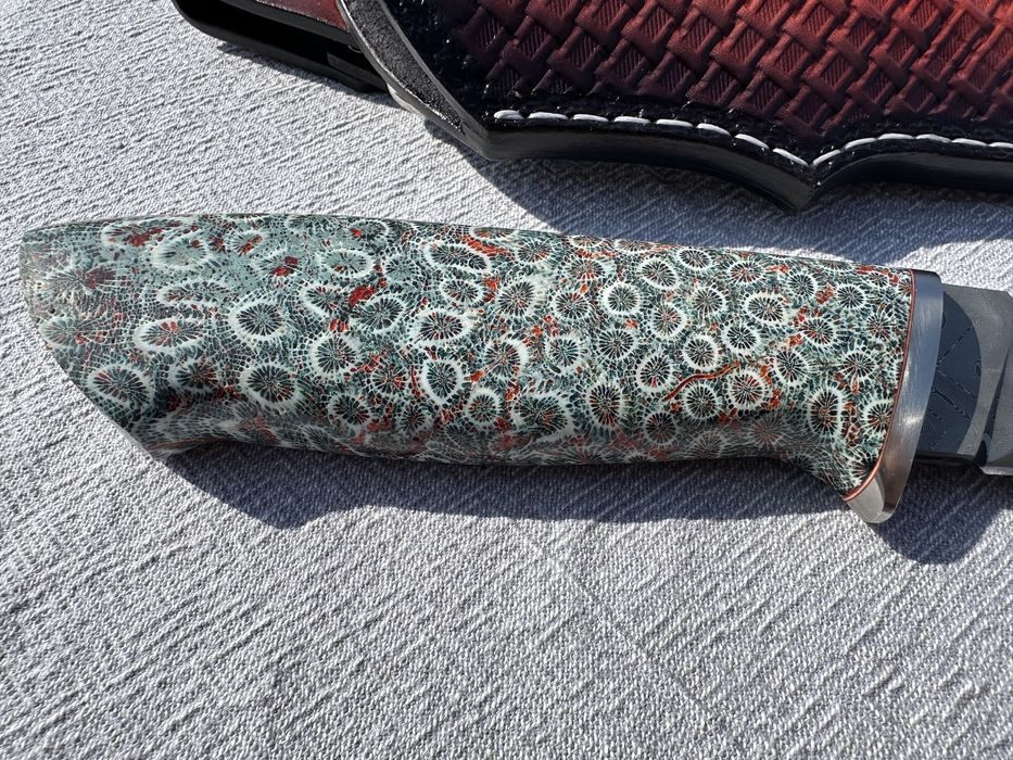 Ловен нож дамаск и стабилизиран корал