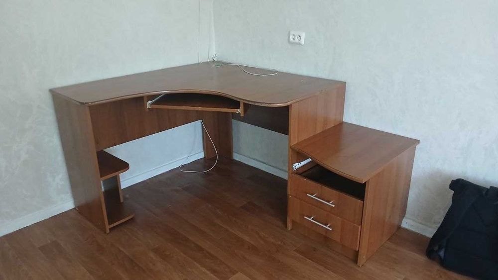 Продаётся Компютерный стол угловой