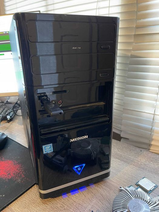 Unitate PC Medion i5 4460 8gb ram amd radeon r7 2gb 2tb hdd