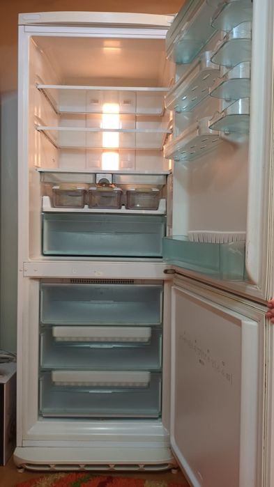 Combina frigorifica  Hotpoint Ariston No Frost cu sistem de vidare