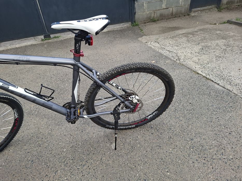 Bicicleta Bulls, frane hidraulice 
Furca telescopica, maneta blocaj