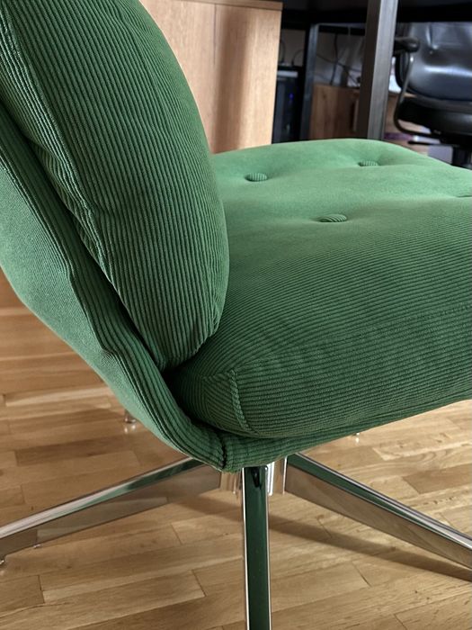 Зеленое кресло вращающее