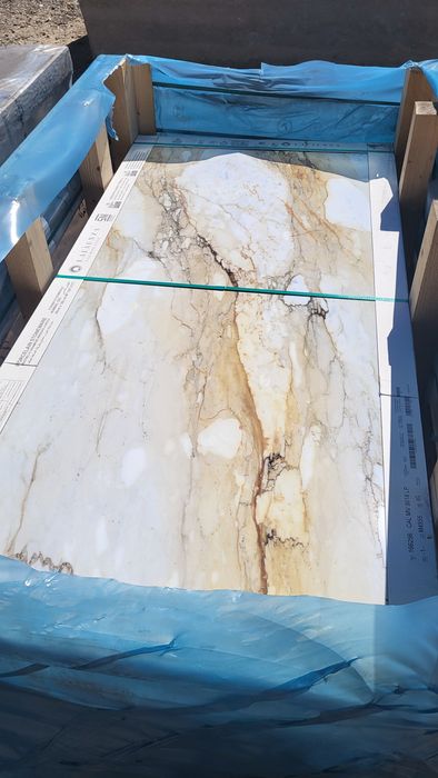 Gresie model marmura Calacatta Gold  90x180×1 cm