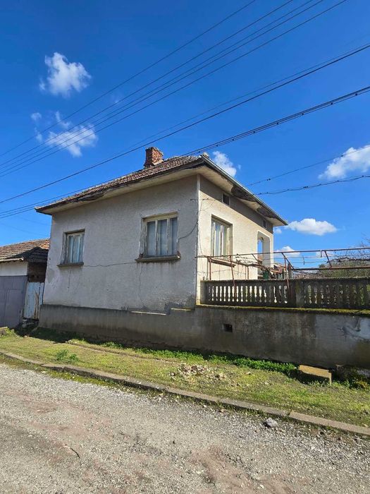 Продава се имот в с. Староселци, обл. Плевен 1 декар двор, две къщи, лятна кухня и селскостопански постройки