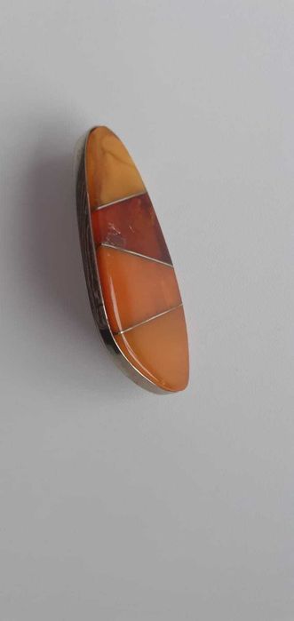 Янтарная брошь в металлическом корпусе - сакта