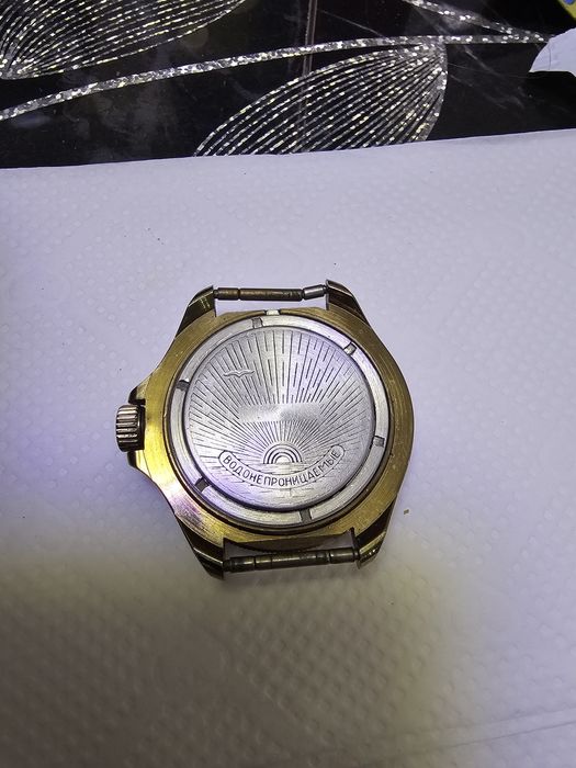 Часовник механичен и антични монети