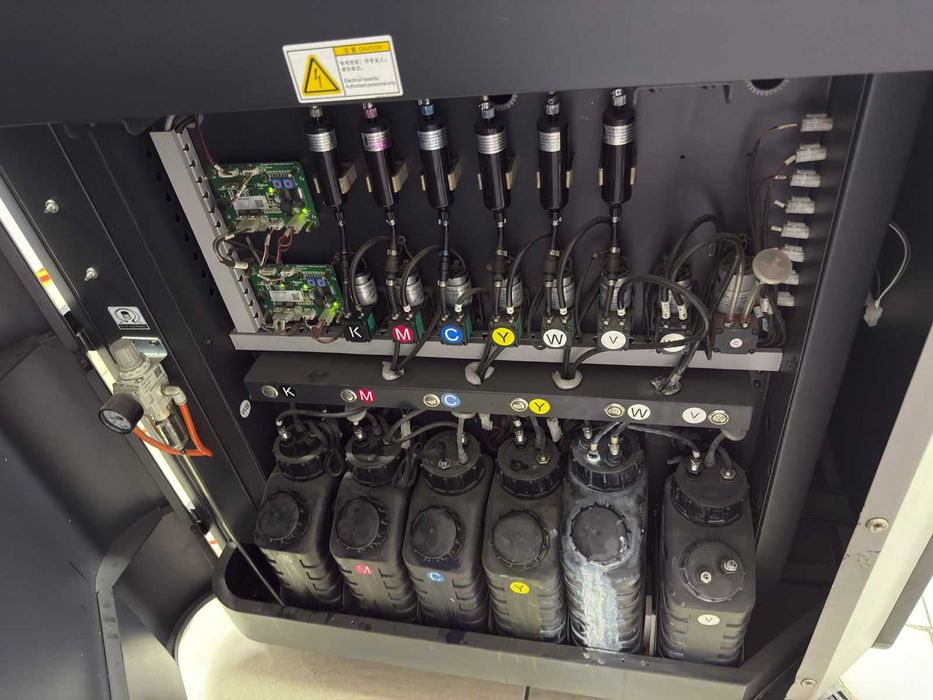 Широкоформатный гибридный УФ принтер Flora XTRA2000HUV