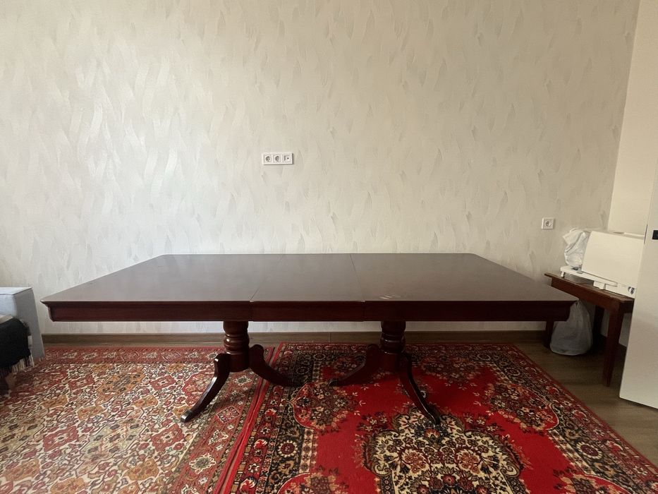 Продам стол в гостинную