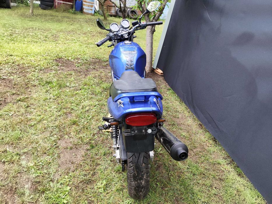 Motocicleta Kawasaki ER5 si Suzuki Sovage NP41B