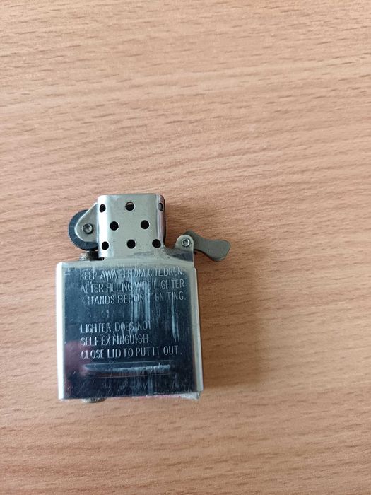 Vând brichetă zippo