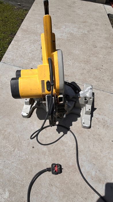 Настолен циркуляр DEWALT