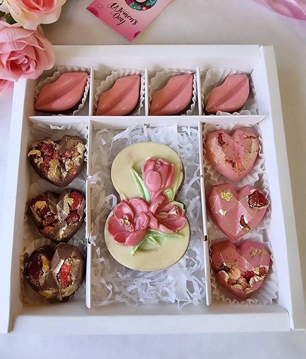 Подарки для женщин на 8 марта