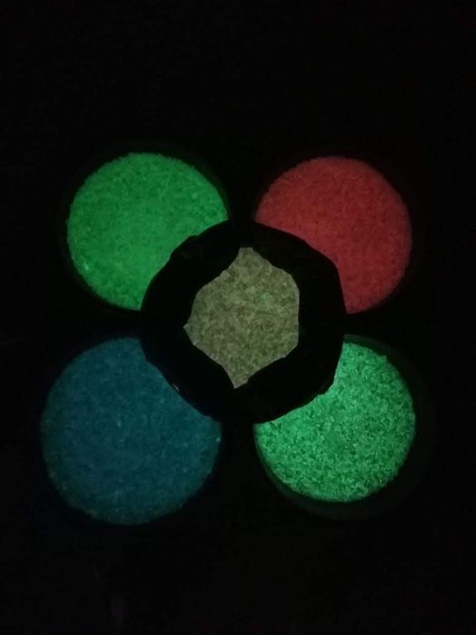 Светящиеся в темноте камни