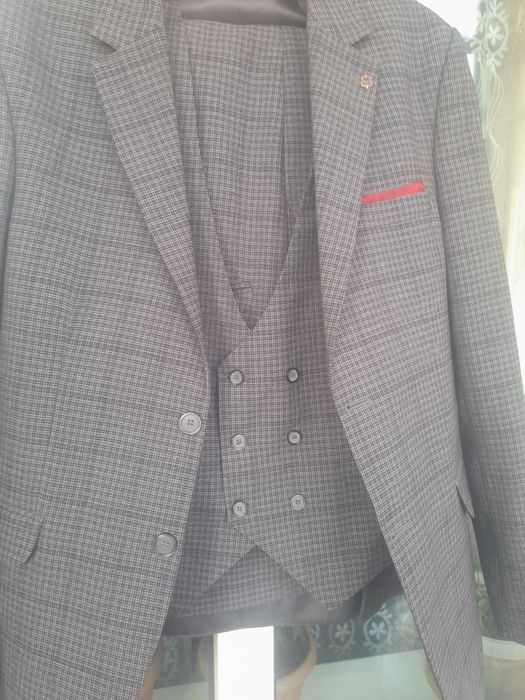 Кастюм тройка серого цвета