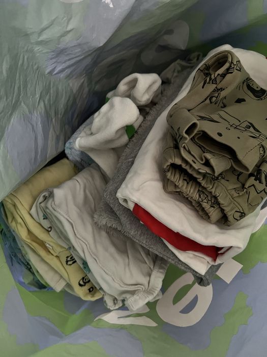 большой пакет с одеждой для новорожденного