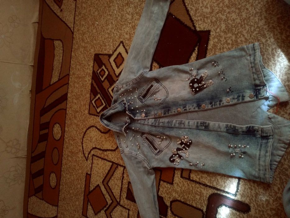 Продаются джинсовые куртки на девочку 10-12 лет