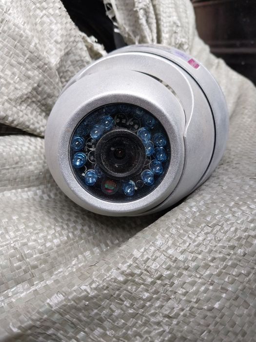 Три камеры с проводами и оборудованием