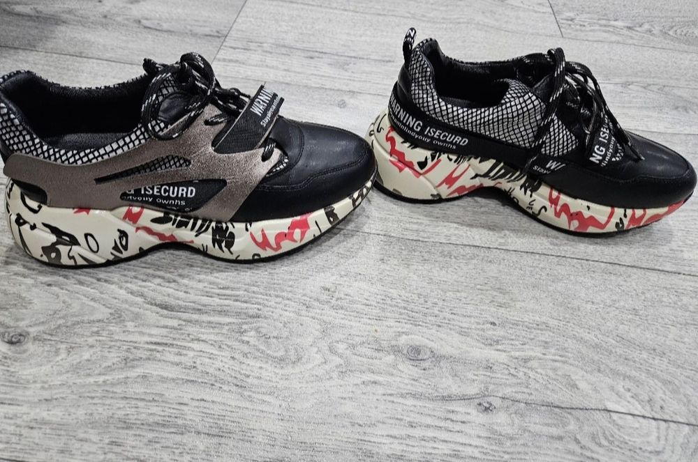 Продам новые кроссовки