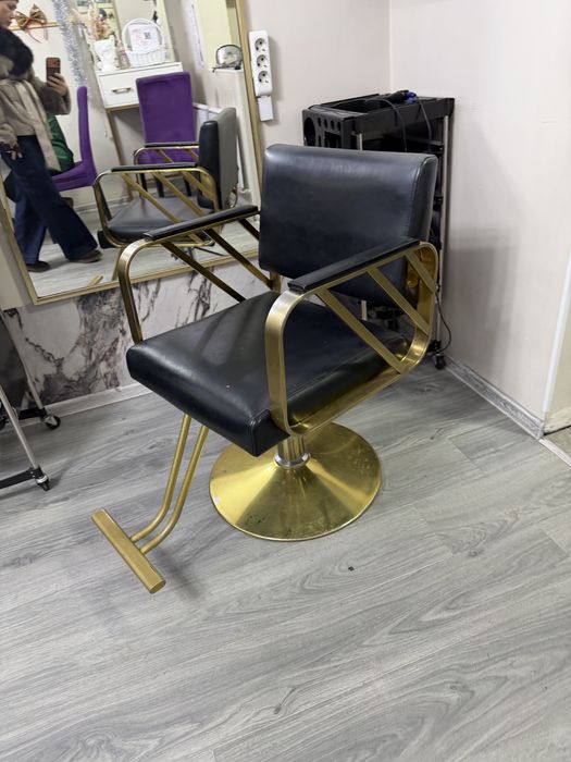 Парикмахерские кресло