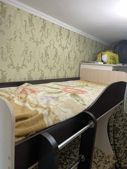Кровать двух яростная с ортопедическими матрасами