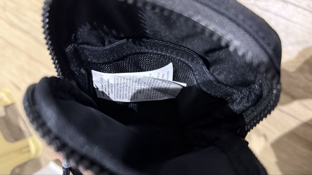 Чанта Nike през рамо Черна SPORTSWEAR ESSENTIALS 1L