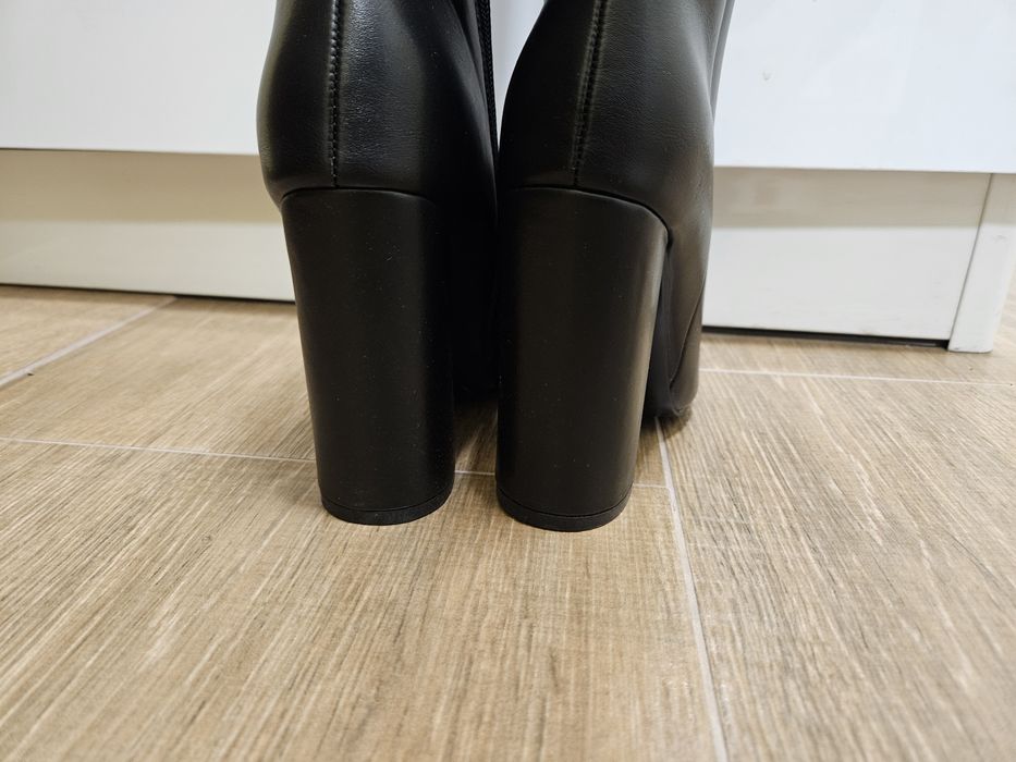 Елегантни черни кожени ботуши 36 номер. Чисто нови.