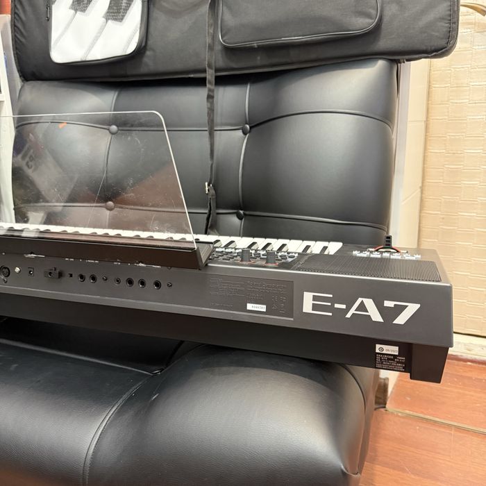 Roland E A7 синтезатор