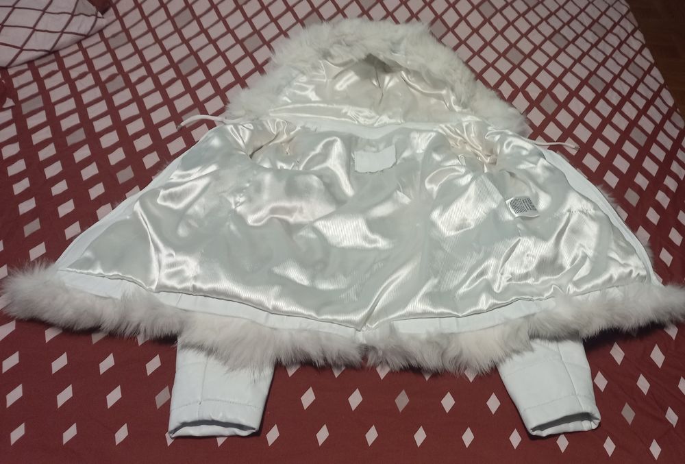 Haina blana vulpe și caciula