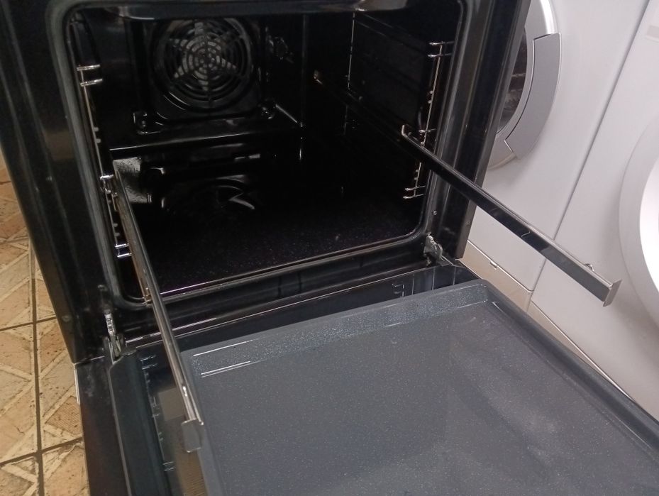 Свободно стояща печка с керамичен плот Gram с две години Гаранция!