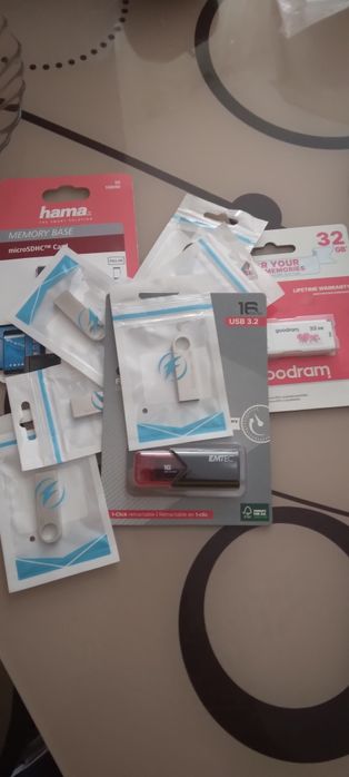 Stick  de 16 gb cu muzică