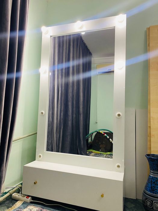 Зеркало с лампочками подсветкой