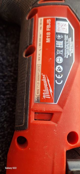 Milwaukee ferestrau pendular pe acumulator.