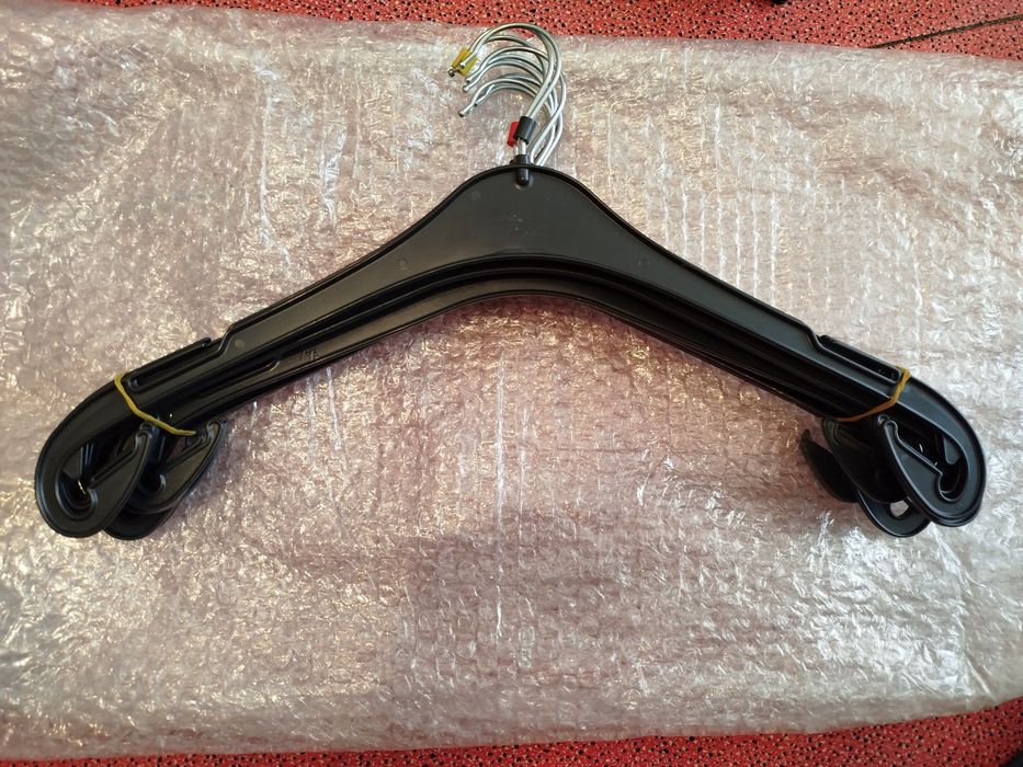 Продам вешалки (плечики).