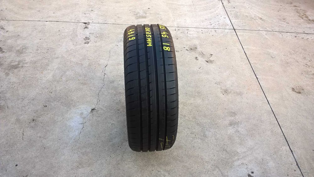 O anvelopa de vara 225 45 18 goodyear F1 asymmetric 5 cu 7,5 mm