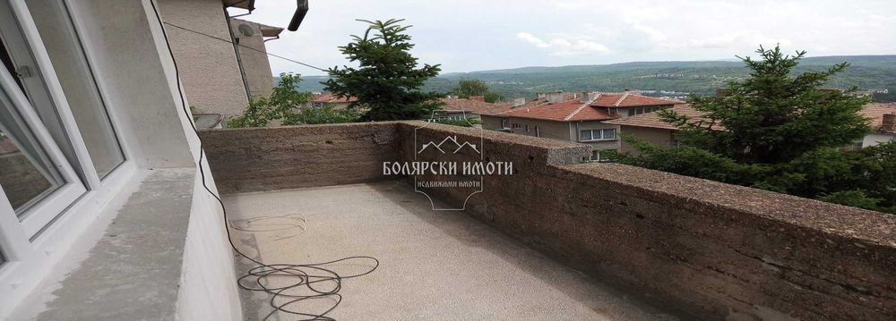 Тристаен в Акация