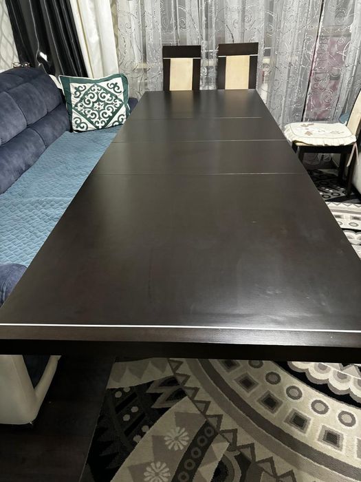 Стол со стульями.