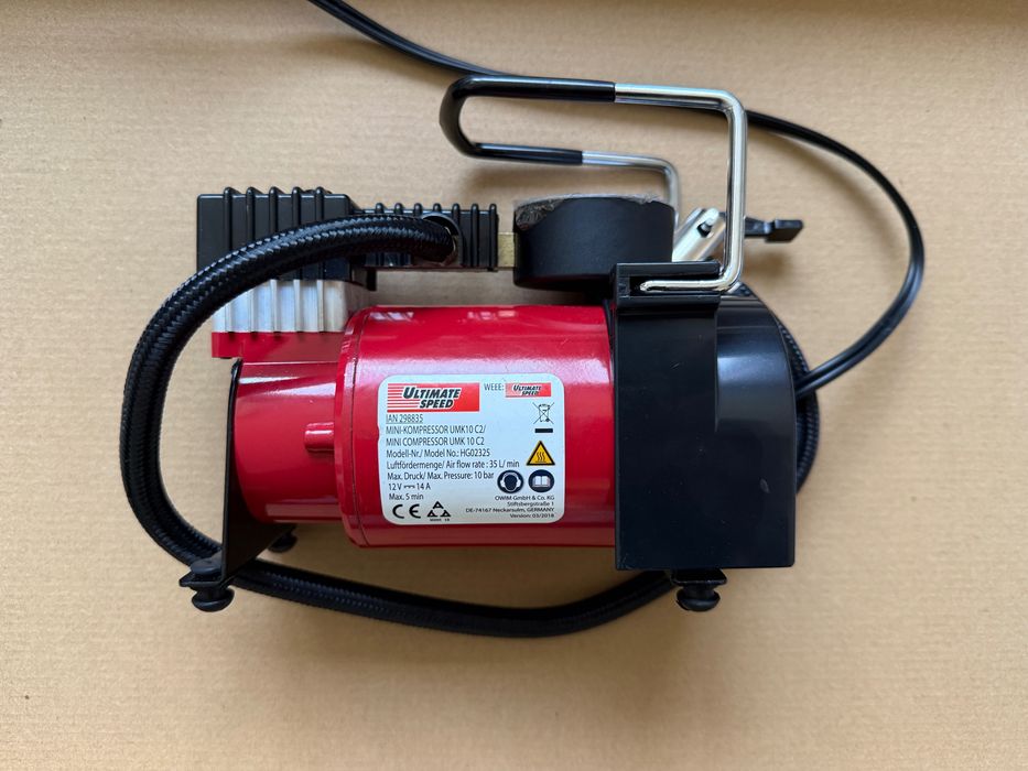 Compresor auto 12V Ultimate Speed UMK 10 C2, în cutie