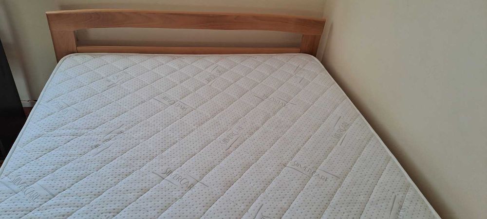 Продавам масивно легло от бук с матрак – не използвано