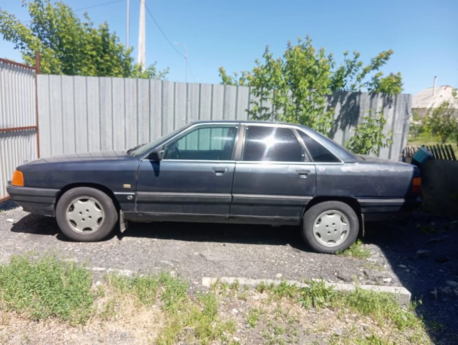 Автомобиль ауди 100