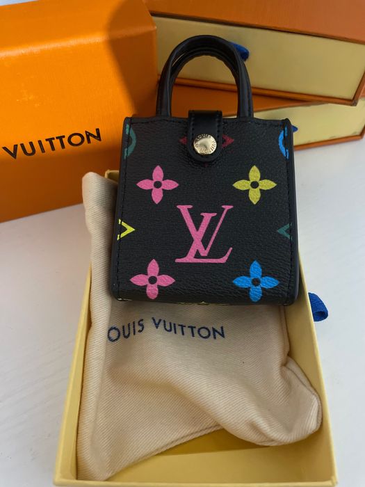 LV аксесоари чанти