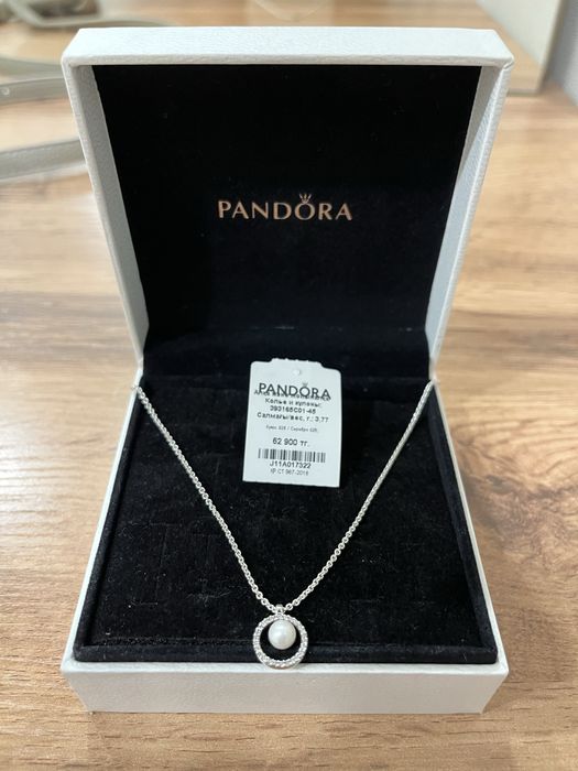 Колье и кулоны Pandora