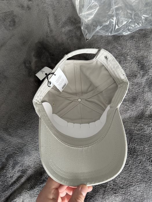 Calvin Klein sapca gri deschis cu logo brodat marime OS noua originala