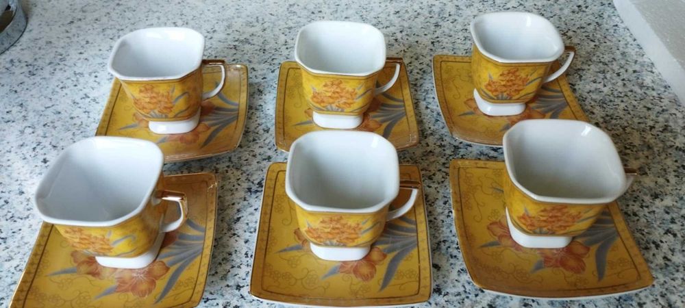 Японски сервиз за кафе. Едната чинийка е със забележка. 20 лв.