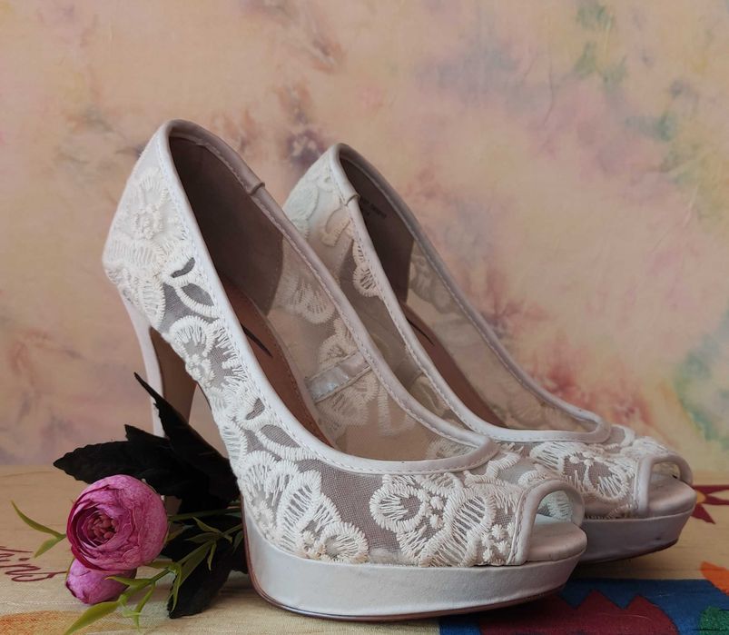 Черни обувки на ток "NEW LOOK" и бели дантелени обувки на ток "NEXT"