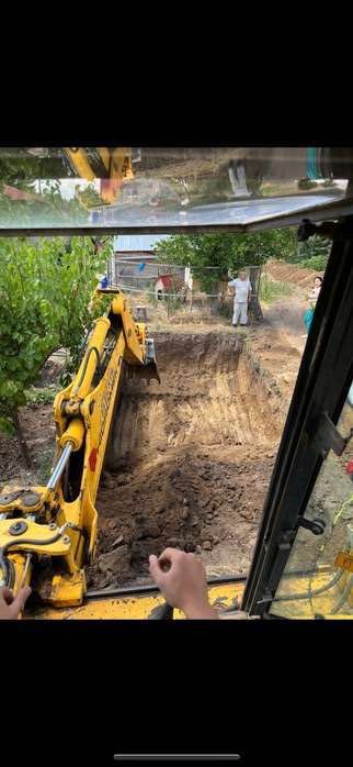 Inchiriez buldoexcavator/camion 6x4