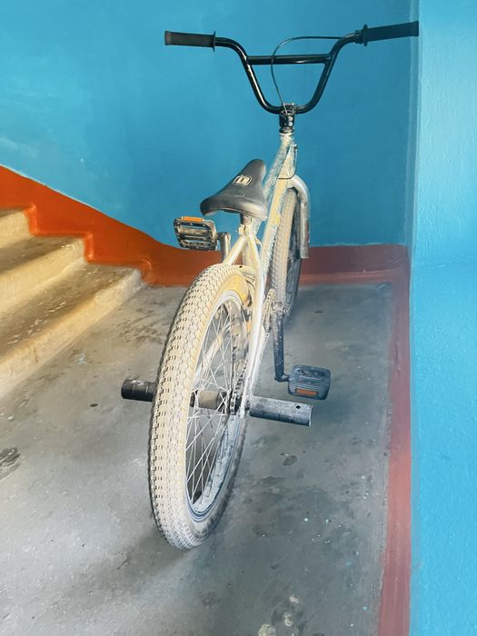 Велосипед BMX серебристый