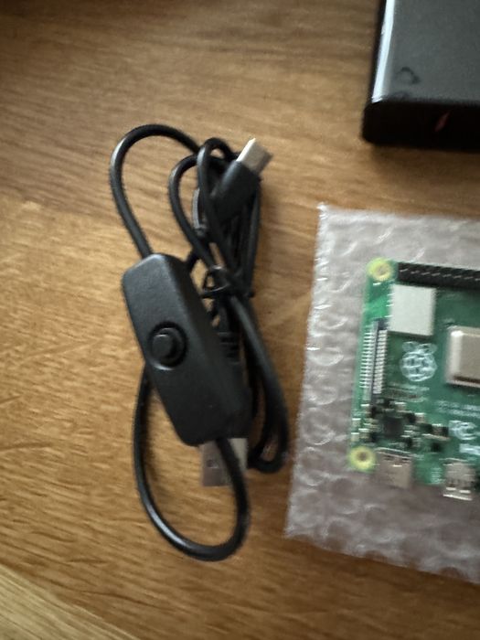 Raspberry Pi4 4 GB с зарядно, пасивна кутия и кабел с ON/OFF бутон