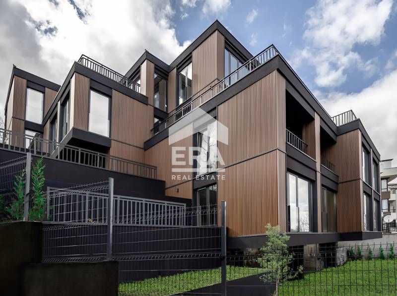 Прекрасен четиристаен апартамент с невероятни гледки към града и плани