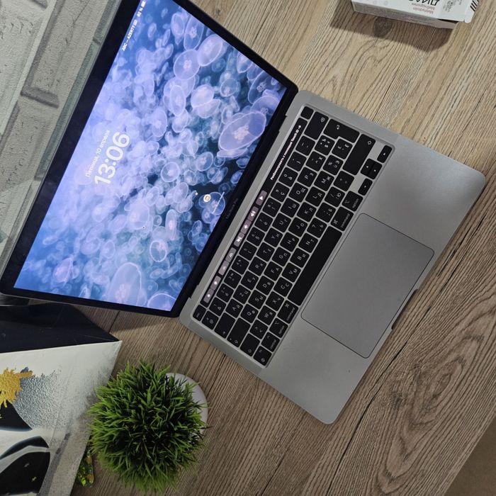 MacBook Pro 13 (M2, 2022) — в отличном состоянии